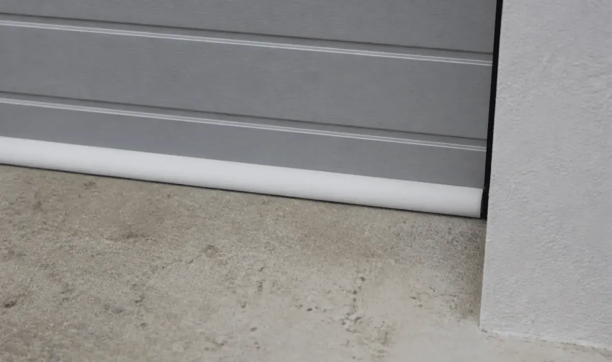 Porte garage fermee avec joint isolant blanc applique
