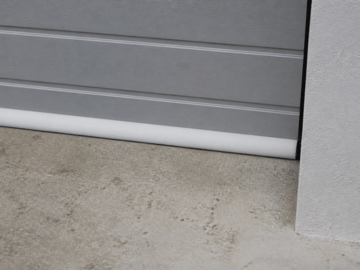Porte garage fermee avec joint isolant blanc applique