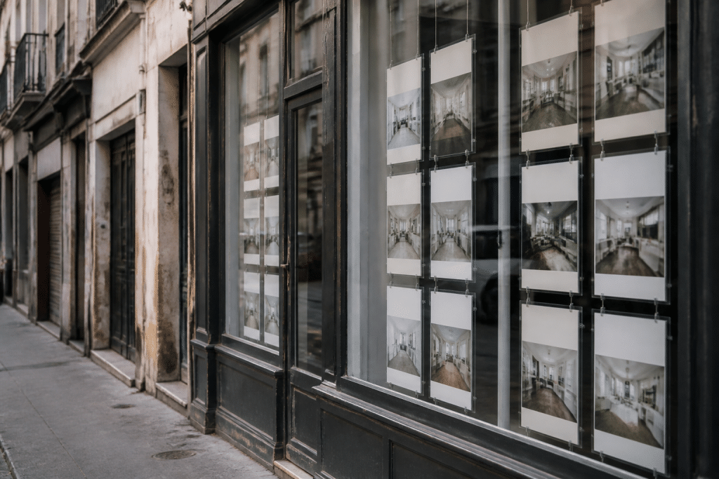 Panneaux immobiliers affichant prix bas quartier urbain