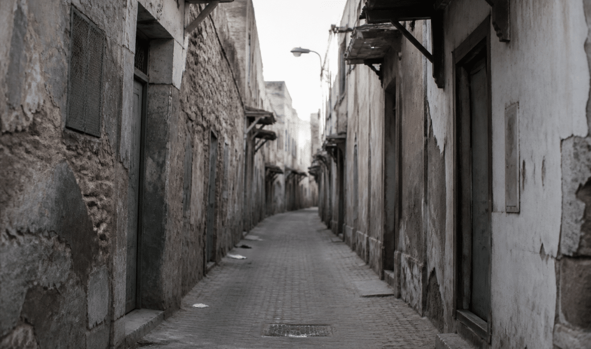 rue etroite avec batiments degrades et rues desertes