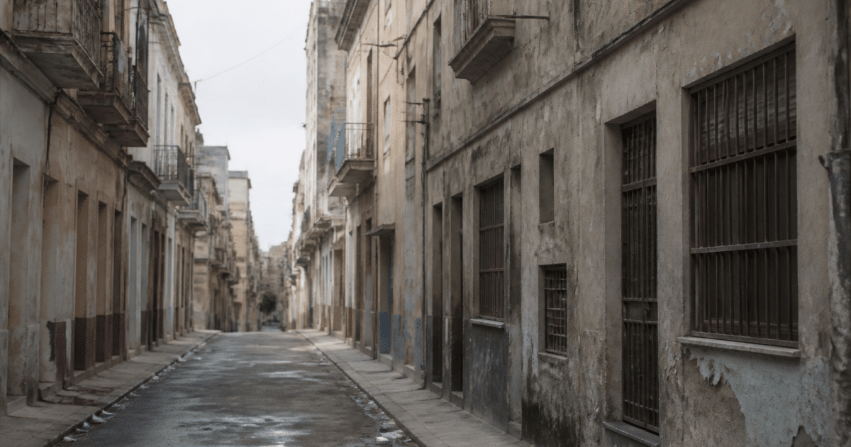Rues urbaines degradees avec immeubles delabres et facades ternies