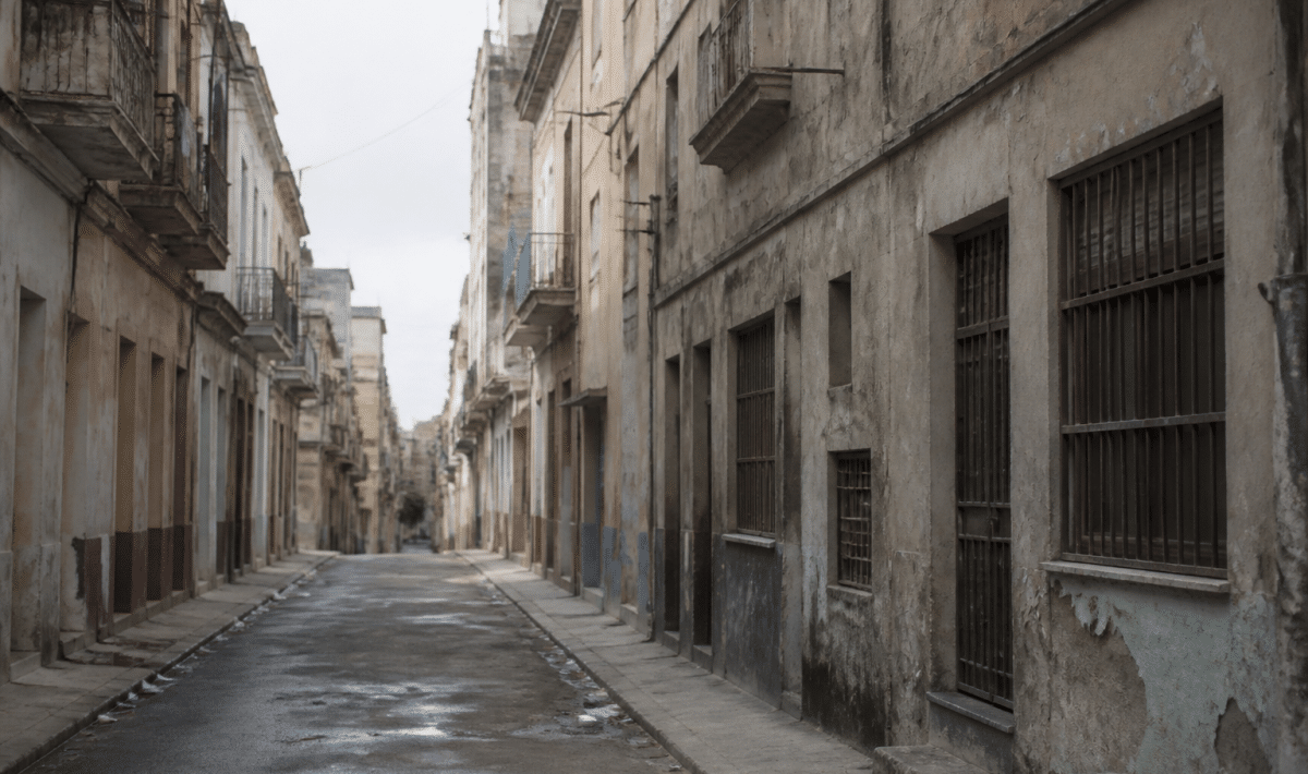 Rues urbaines degradees avec immeubles delabres et facades ternies