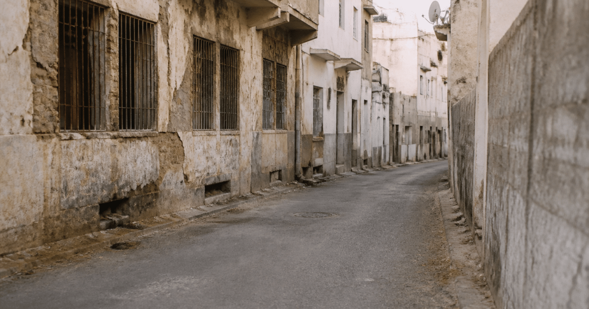 Rues desertes de quartier urbain avec immeubles degrades