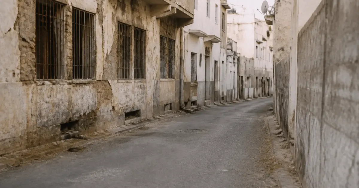 Rues desertes de quartier urbain avec immeubles degrades