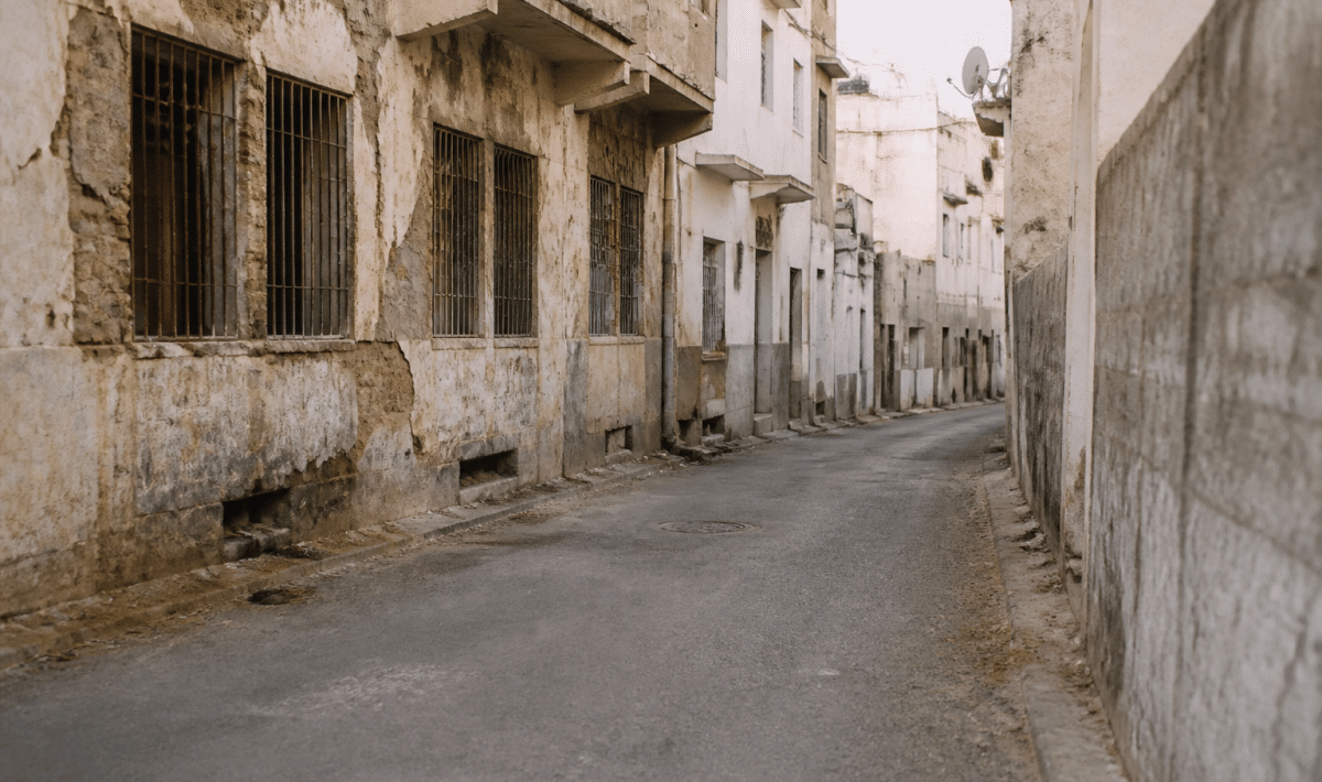 Rues desertes de quartier urbain avec immeubles degrades