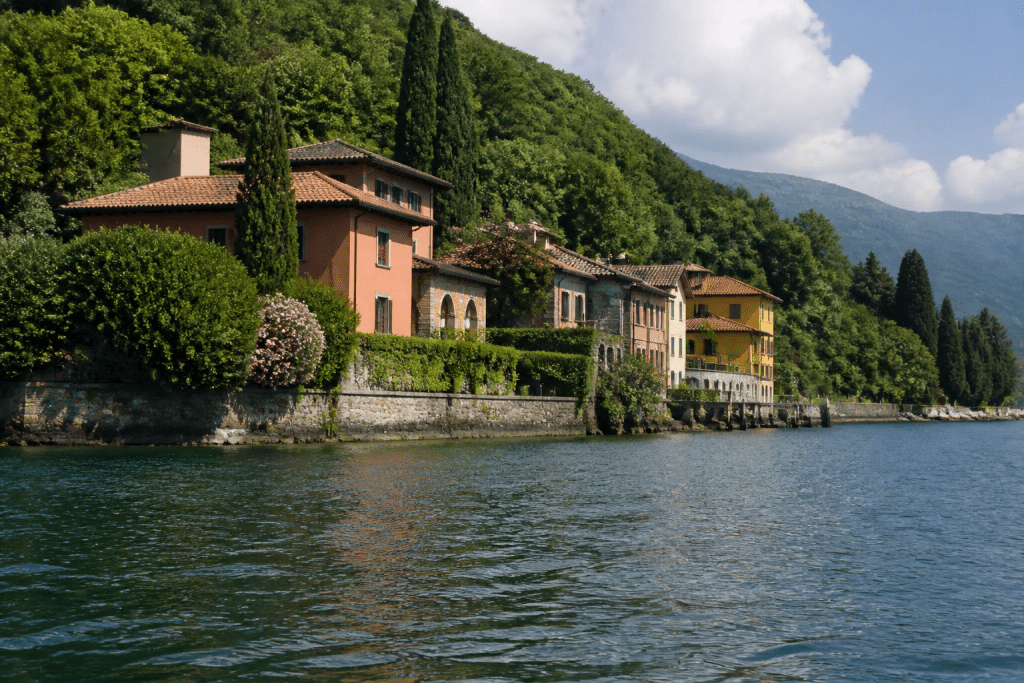Maisons colorées au bord du lac avec arbres verts