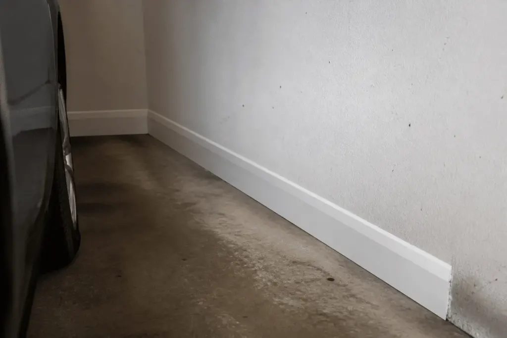 Ruban adhesif blanc protégeant plinthes et murs garage