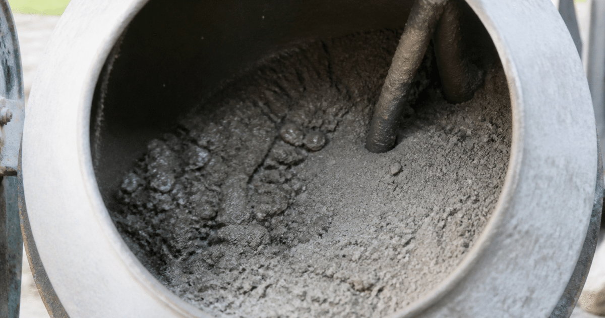Sable et ciment mélangés dans bétonnière pour dosage béton