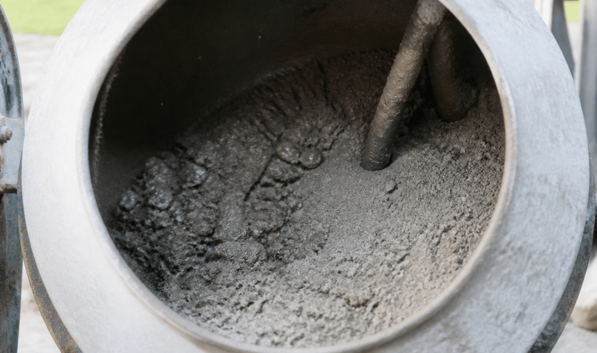Sable et ciment mélangés dans bétonnière pour dosage béton