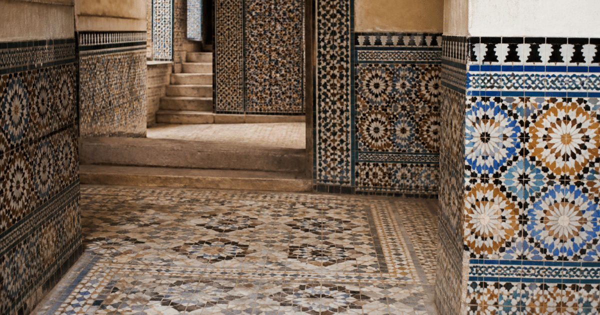 Murs et sol recouverts de petits carreaux geometriques colores