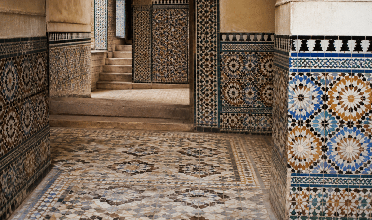 Murs et sol recouverts de petits carreaux geometriques colores
