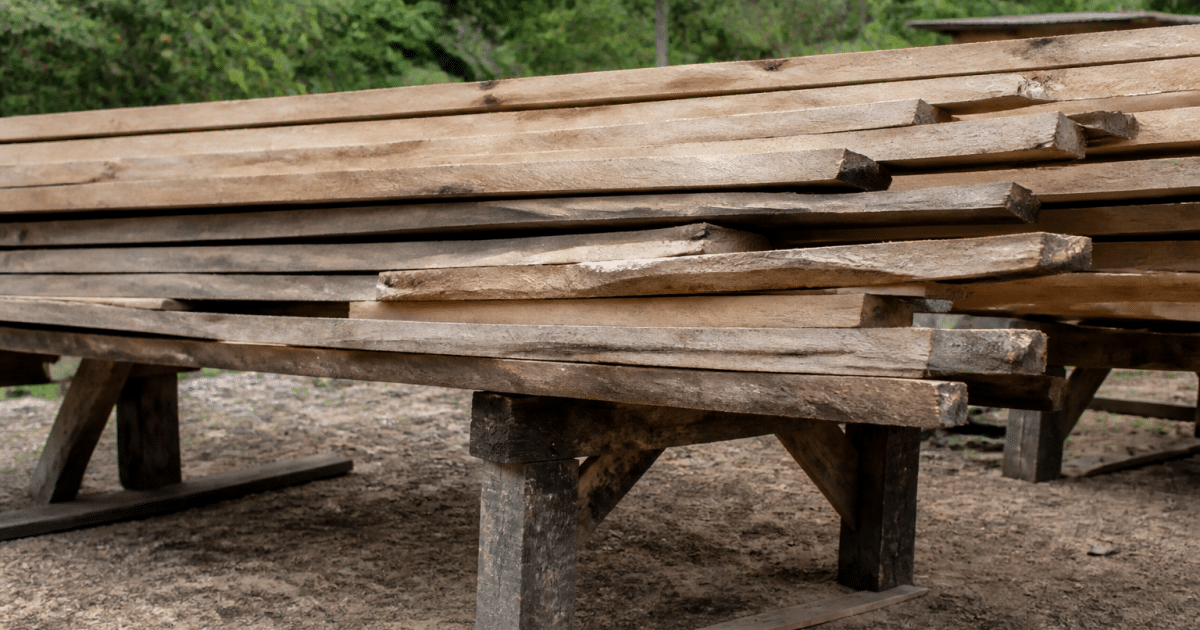 Planches bois empilees horizontalement sur structure support elevee