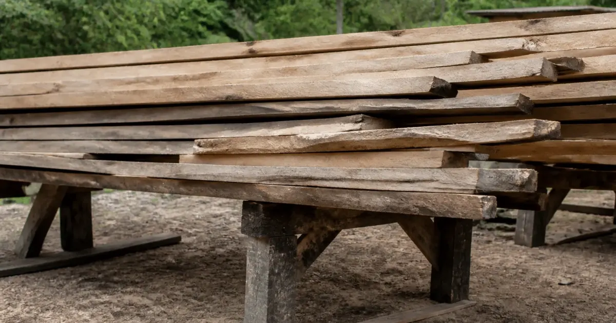 Planches bois empilees horizontalement sur structure support elevee