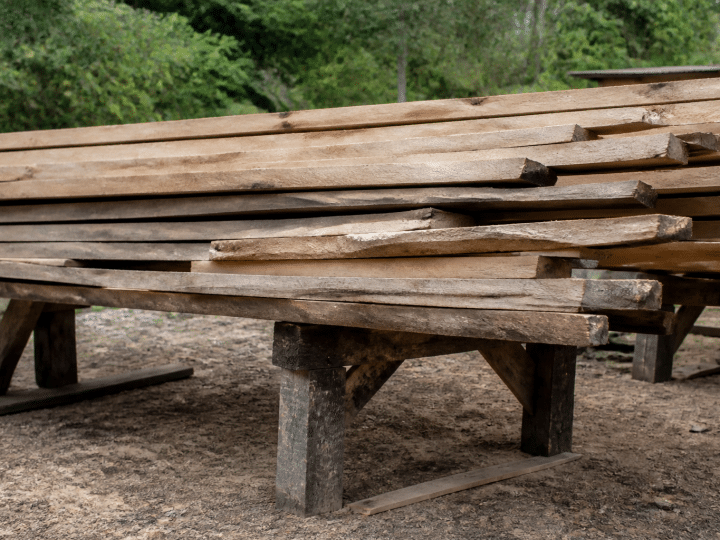 Planches bois empilees horizontalement sur structure support elevee