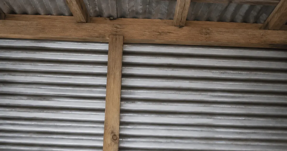 Feuille acier ondulée fixee horizontalement sur charpente bois