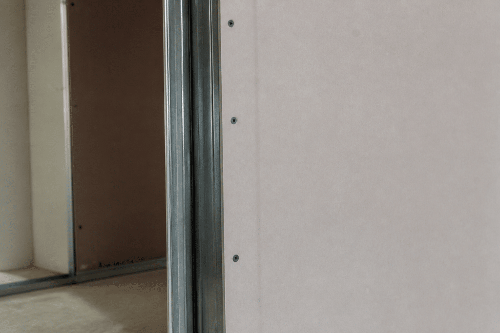 Vis placo alignees sur montant metallique espaces reguliers