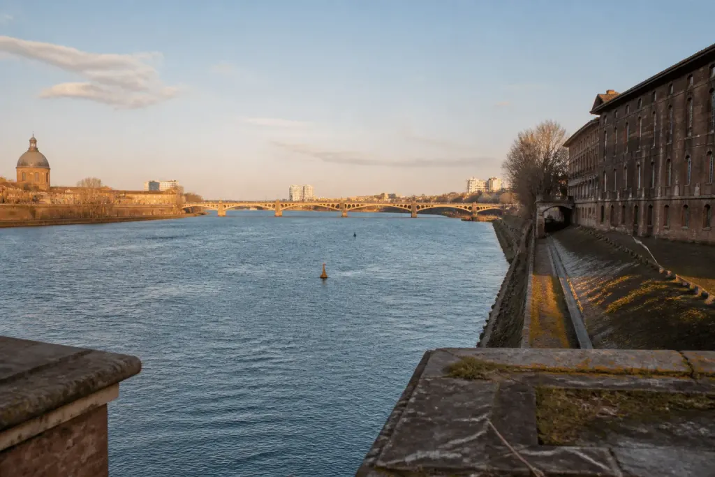 Fleuve Garonne divisant quartiers urbains avec ponts