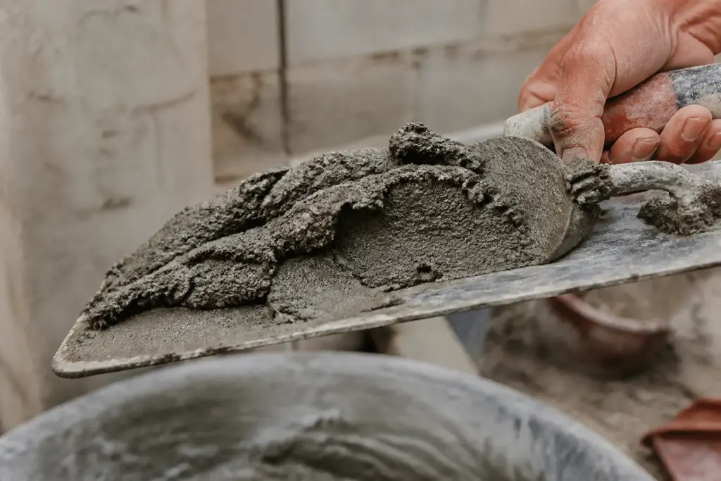 Mortier gris humide avec texture malléable sur taloche