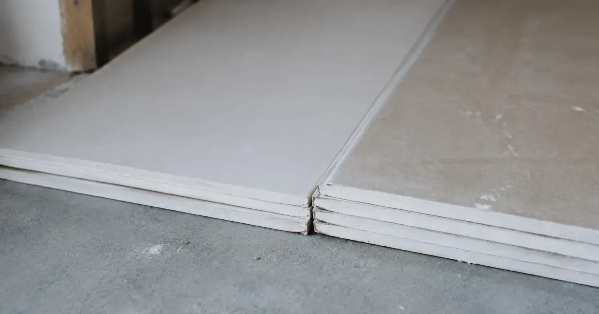 Deux panneaux de plâtre empilés côte à côte, montrant surfaces différentes