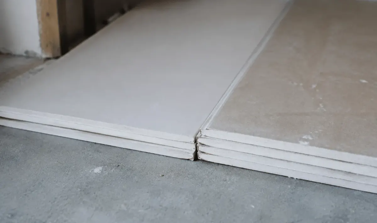 Deux panneaux de plâtre empilés côte à côte, montrant surfaces différentes
