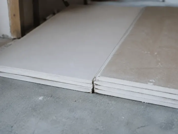 Deux panneaux de plâtre empilés côte à côte, montrant surfaces différentes