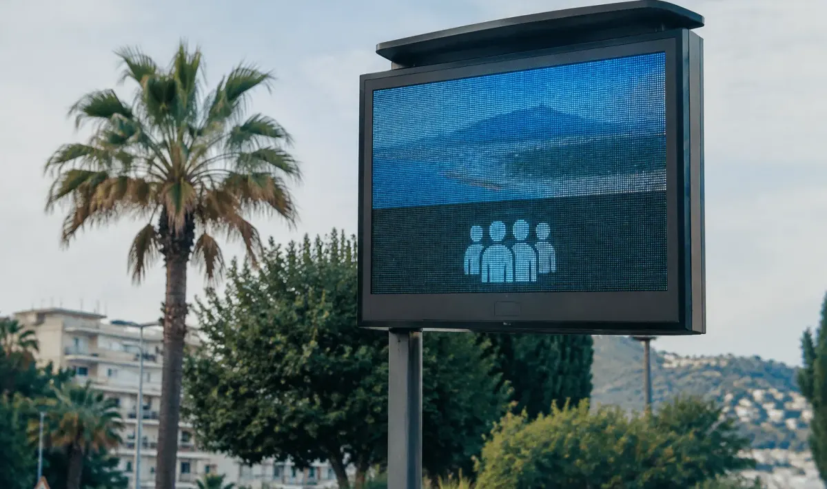 Panneau d'affichage municipal montrant chiffres population Saint-Laurent-du-Var