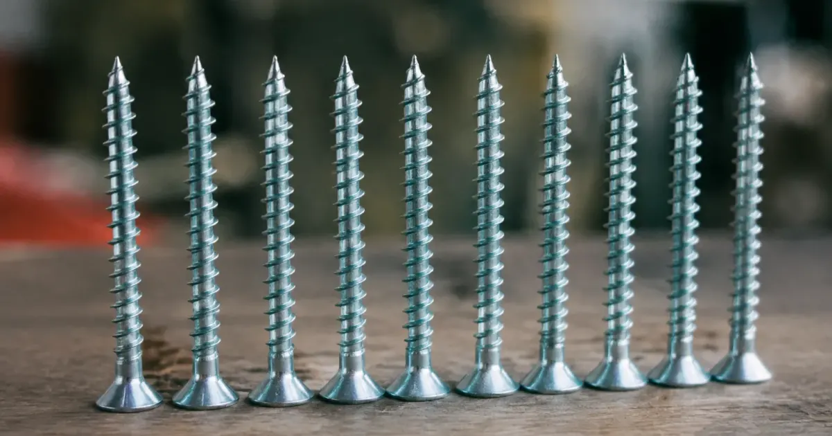vis metalliques courtes pointues serrees alignees