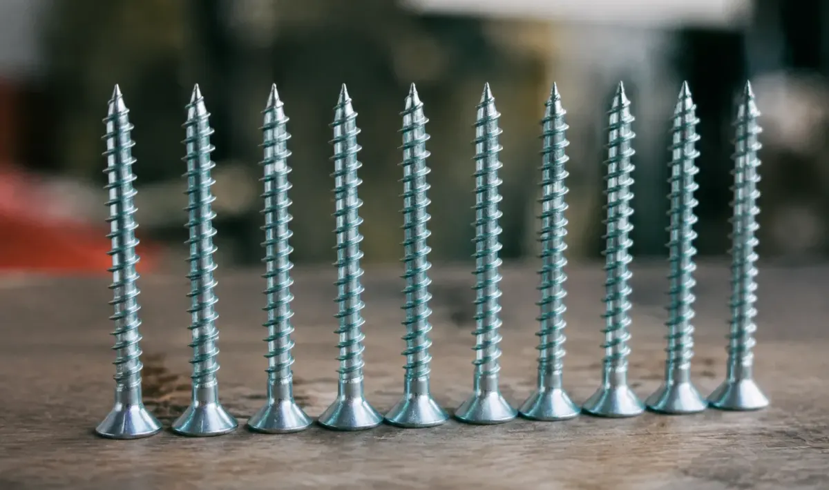 vis metalliques courtes pointues serrees alignees
