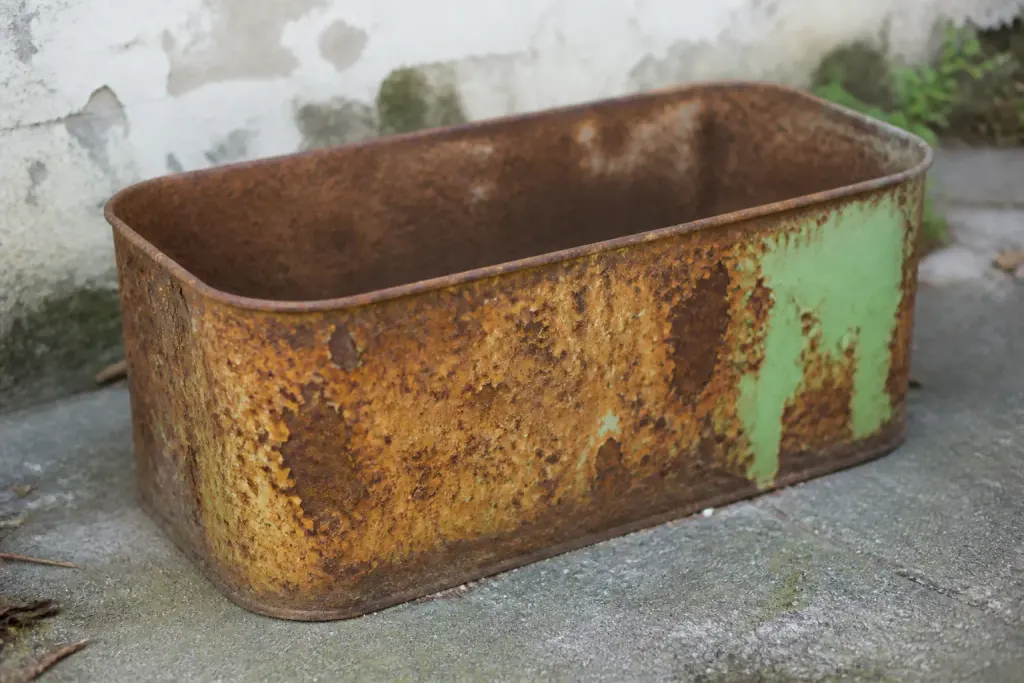 Bac metallique rouille affichant corrosion visible