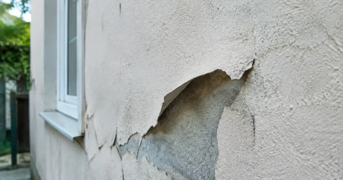 Crepi detache ondule se levant d'une facade