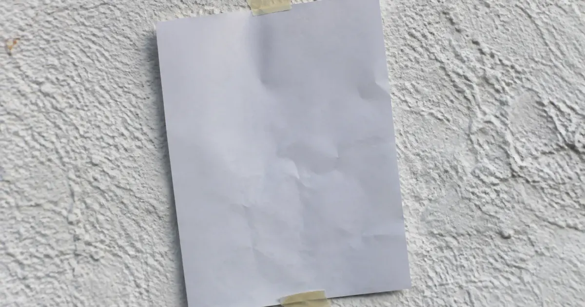 Feuille blanche fixe contre paroi bosselee
