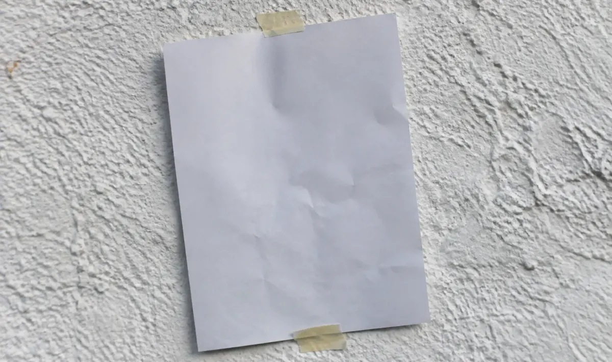 Feuille blanche fixe contre paroi bosselee