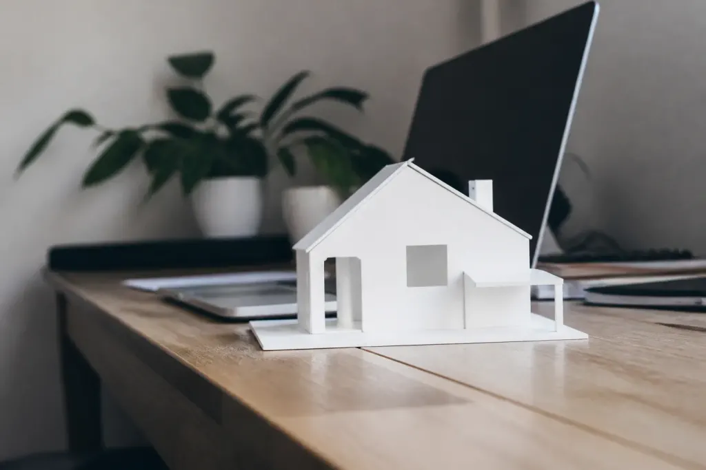 Maquette blanche de maison posee sur bureau