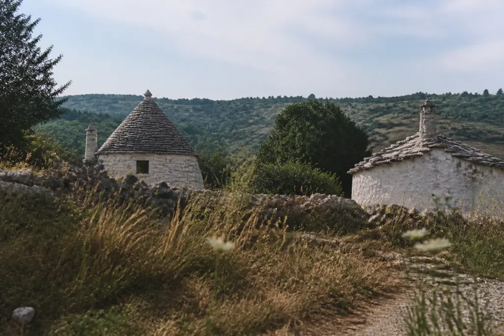 Paysage rural avec maisons de pierre blanches