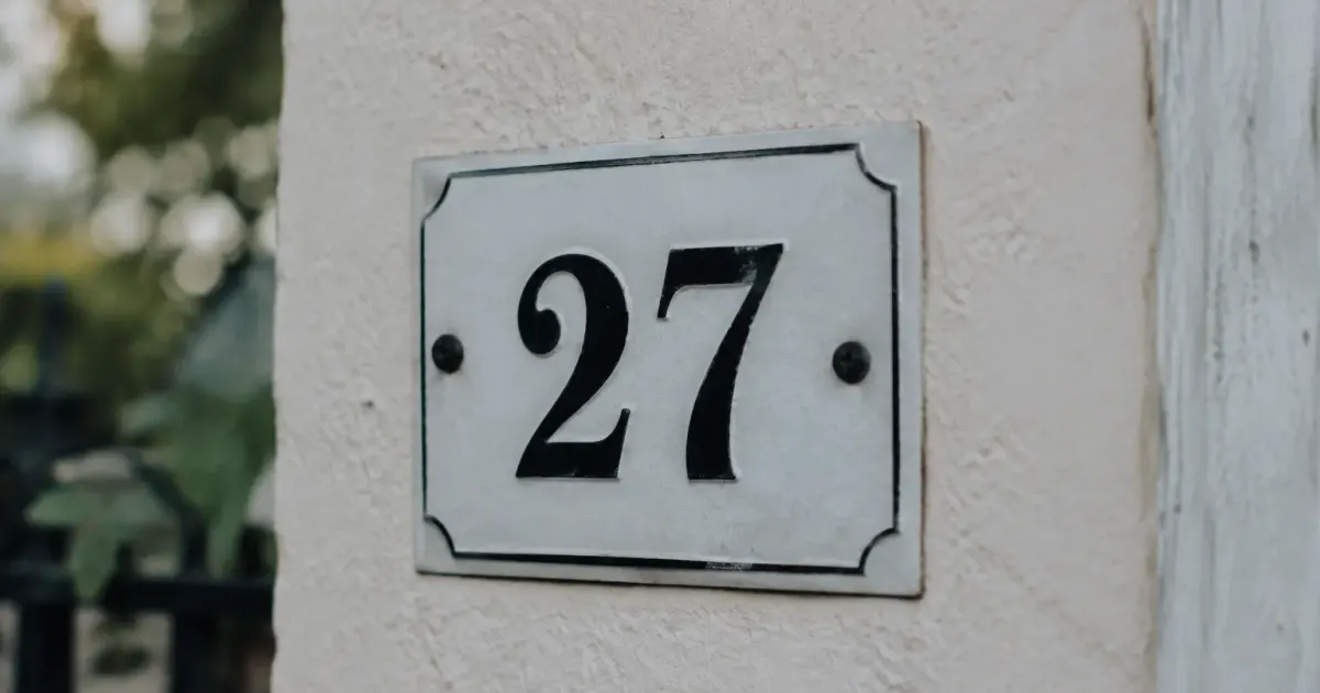 Plaque murale blanche avec chiffres noirs graves