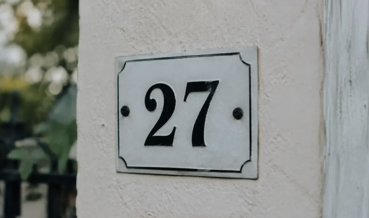 Plaque murale blanche avec chiffres noirs graves